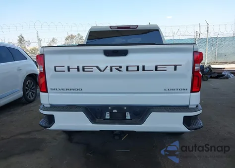 2021 Chevrolet Silverado 1500 2Wd Short Bed Custom z USA, uszkodzony, nr VIN 1GCPWBEK9MZ218801